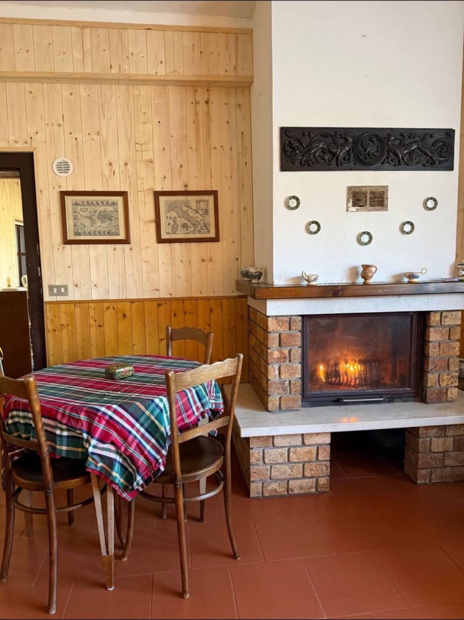 La sala, angolo pranzo con caminetto acceso