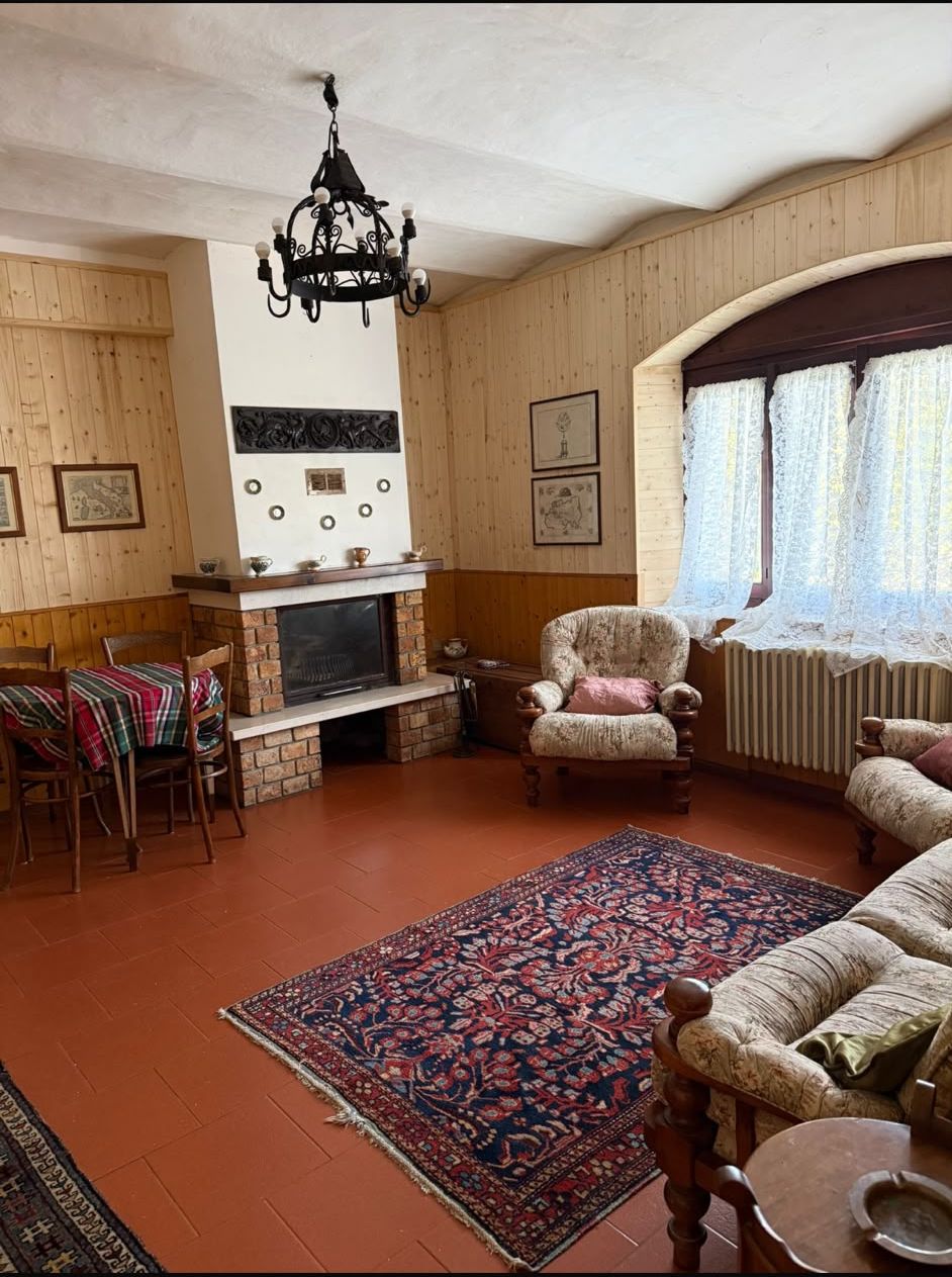 La sala, angolo soggiorno con tappeti persiani