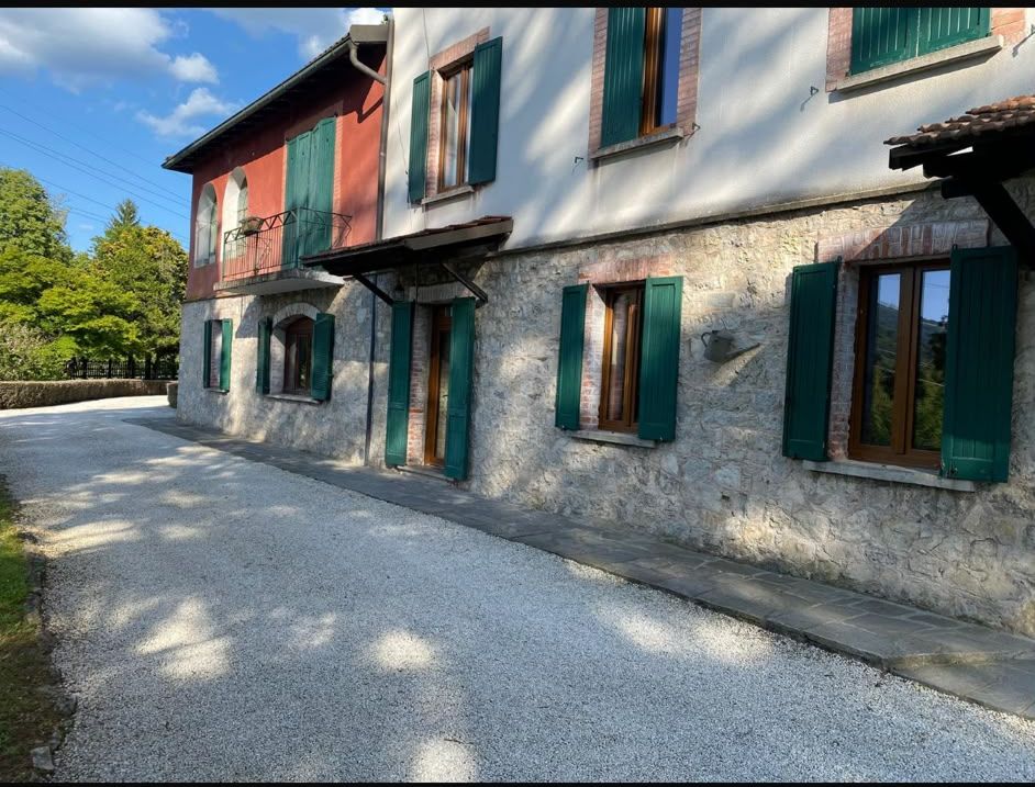 Facciata di Villa Mussi con persiane verdi